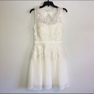 Minuet ivory lace chiffon formal dress Medium New
